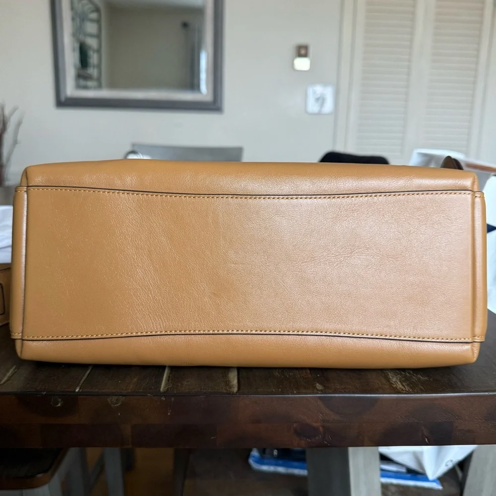 Coach Juliet Cargo in Glazed Honey Brown EUC - Picture 4 of 7